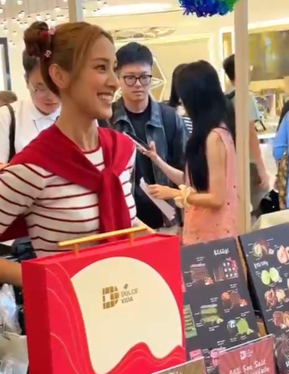 Grace擺檔親自推銷月餅。