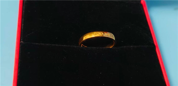 不少拼多多員工在社交平台發布他們收取的禮物照片。(網上圖片)