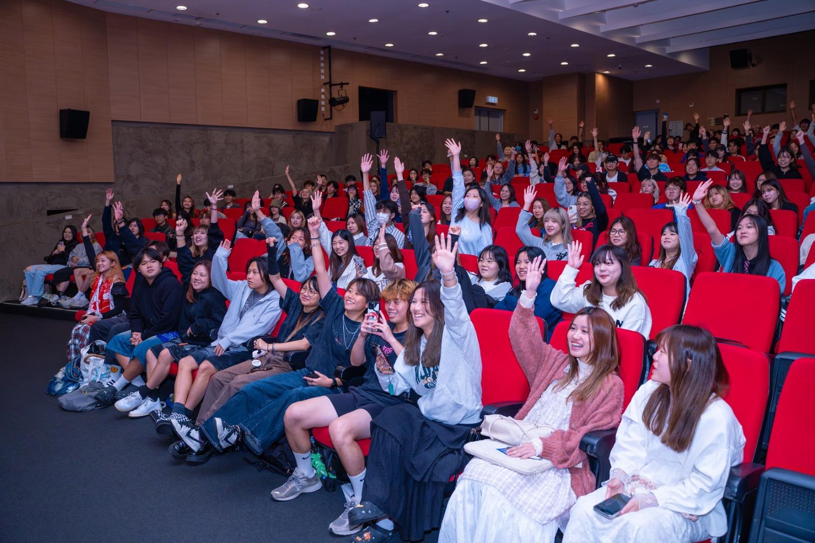 台下學生不斷舉手點歌,Jay說要唱晒,起碼幾小時。