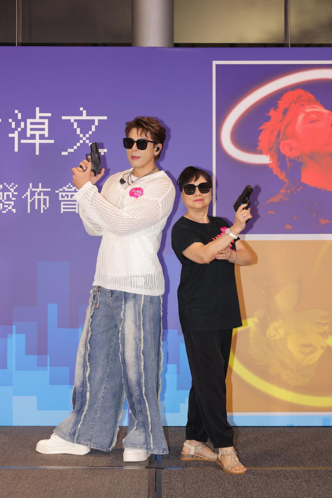 German fans模仿他在MV中的電玩角色,展現出各種型格動作。