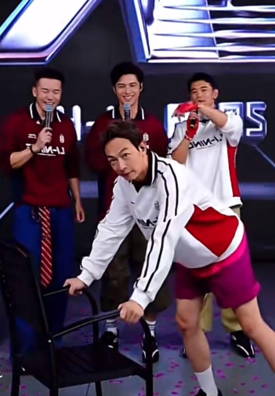 梁競徽模仿好朋友林峯在演唱會表演招牌「表櫈舞」。