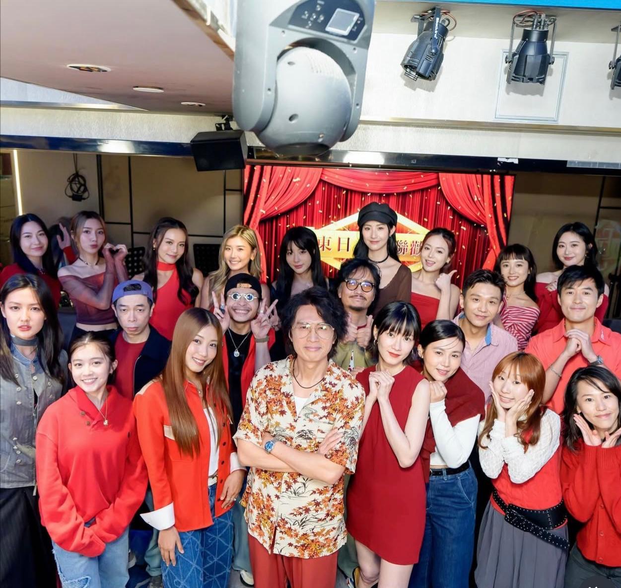 芯駖有份參與黃子華新戲,在煞科宴上大合照。(IG@芯駖)