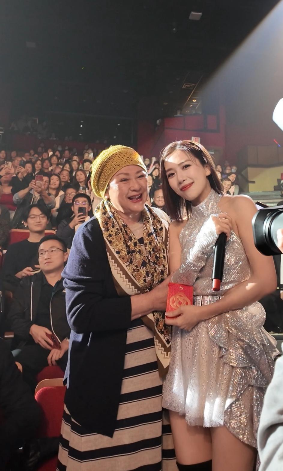 Gigi姐黃淑儀到場支持。