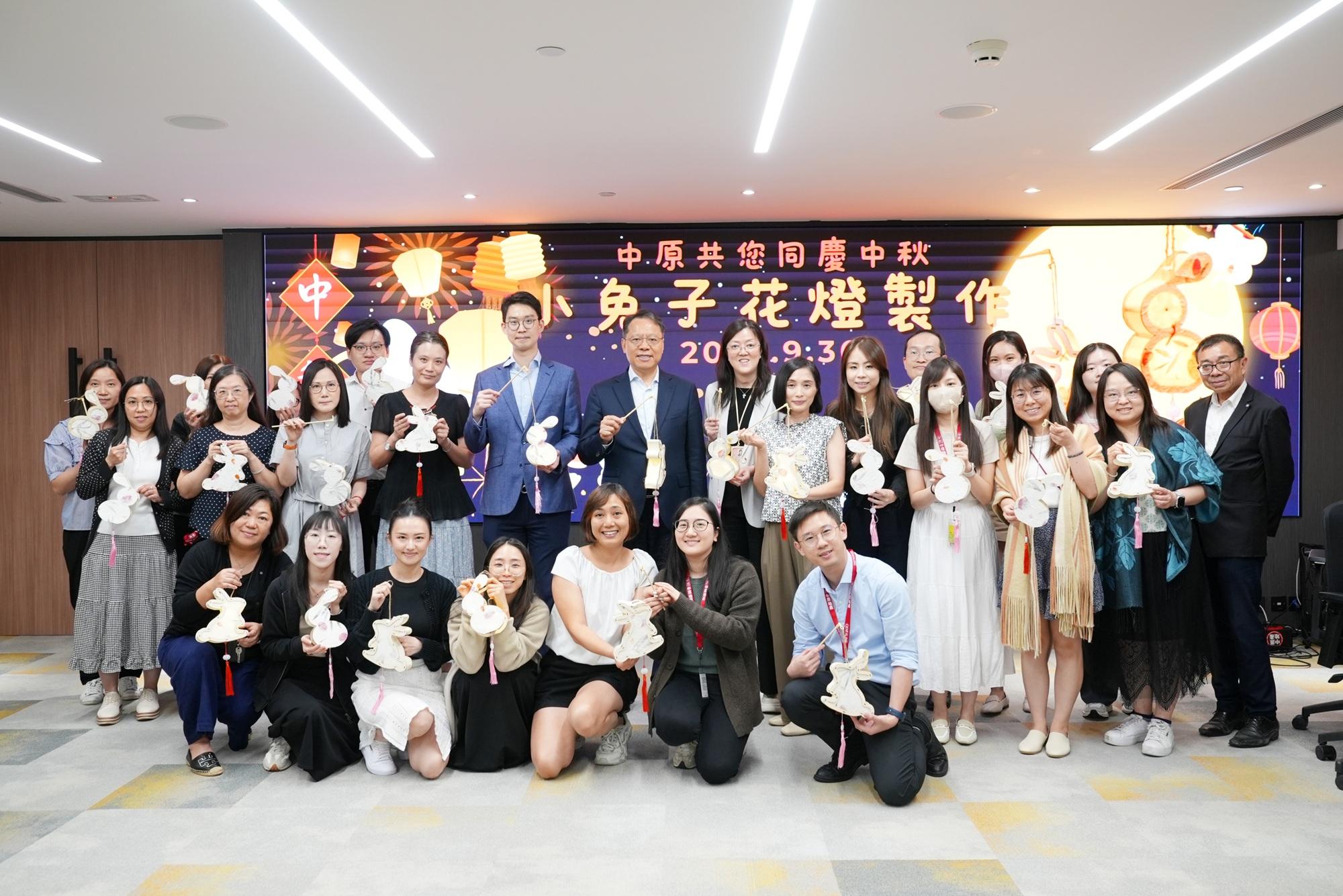 中原地產於今個中秋節舉辦花燈工作坊及猜燈迷活動,讓一眾後勤同事歡樂地共慶佳節。(中原提供)