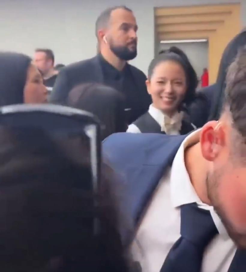 獲Lingling以泰文Suay Mak(好美)的Jisoo,心情大好。