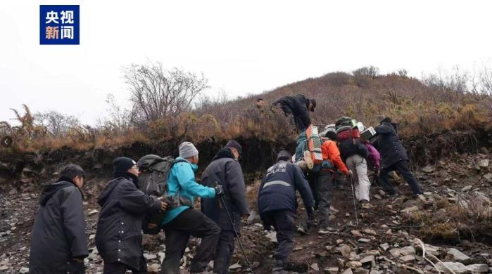 本次搜救行動中,被困251人士安全轉移,一人不幸罹難。(《央視新聞》)