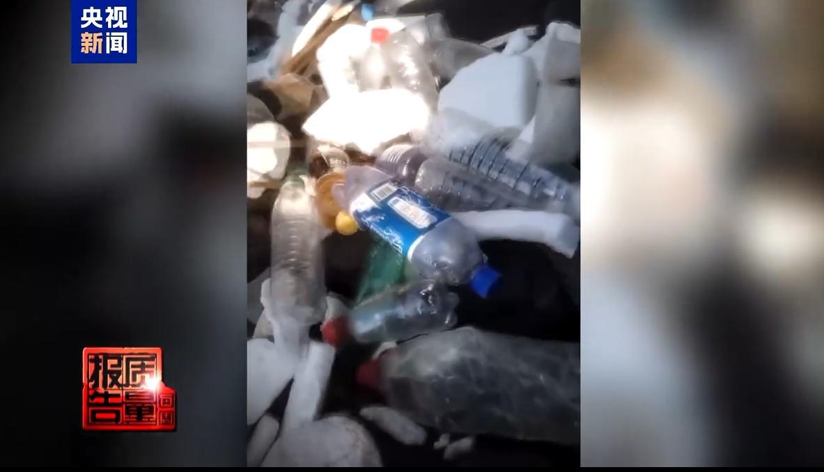 許多遊客非法登上南碇島後,留下許多生活垃圾。(《央視新聞》)