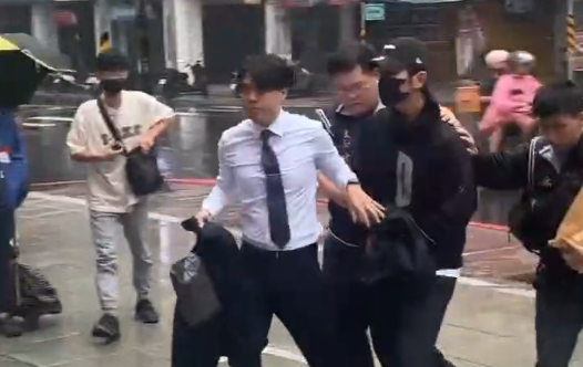 修杰楷遭拘提。(圖/中天新聞)