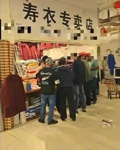 外籍旅客壽衣當唐裝買,成為網上熱話。