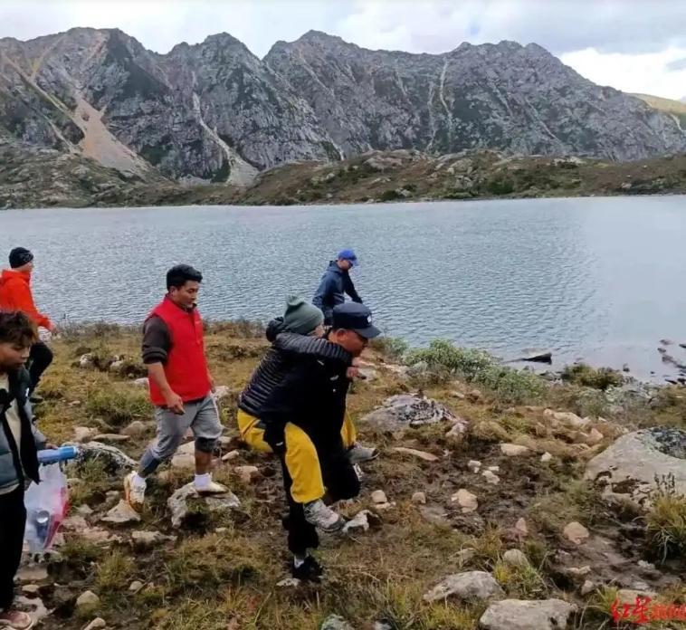 林女士於10月2日在四川黨嶺行山時出現高山症反應,由民警、政府工作人員等輪流背下山,之後被送往四川省華西醫院ICU接受治療。