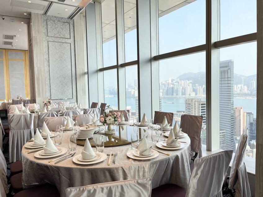 坐擁180度維港景緻