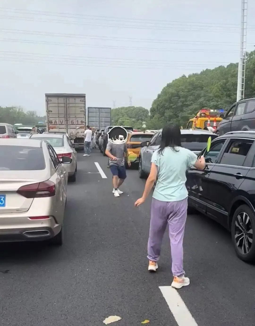 十一國慶|二人在高速公路中央對打羽毛球