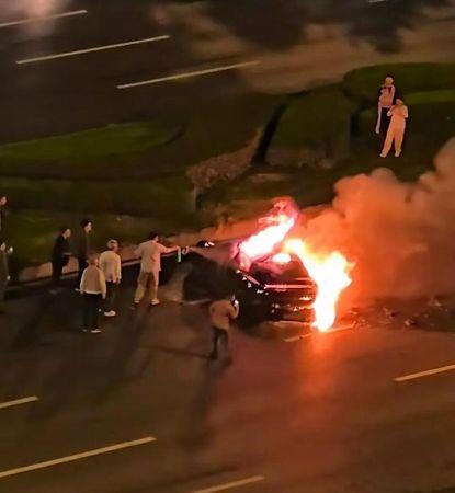 小米汽車起火後,途人紛紛出手救援但未能救出司機。(網上圖片)