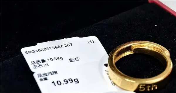 不少拼多多員工在社交平台發布他們收取的禮物照片。(網上圖片)