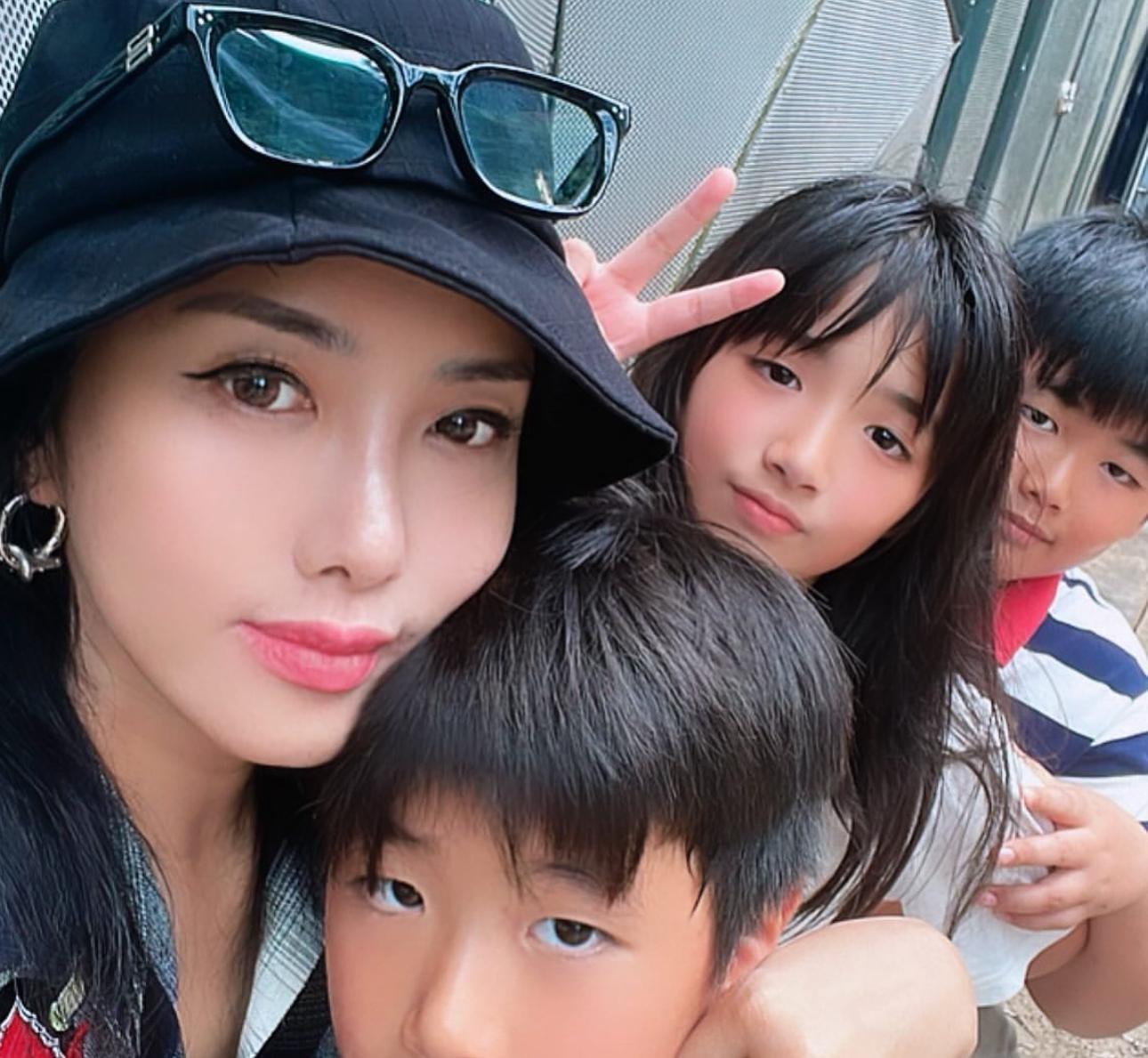 Vanina為藤岡靛誕下兩子一女。