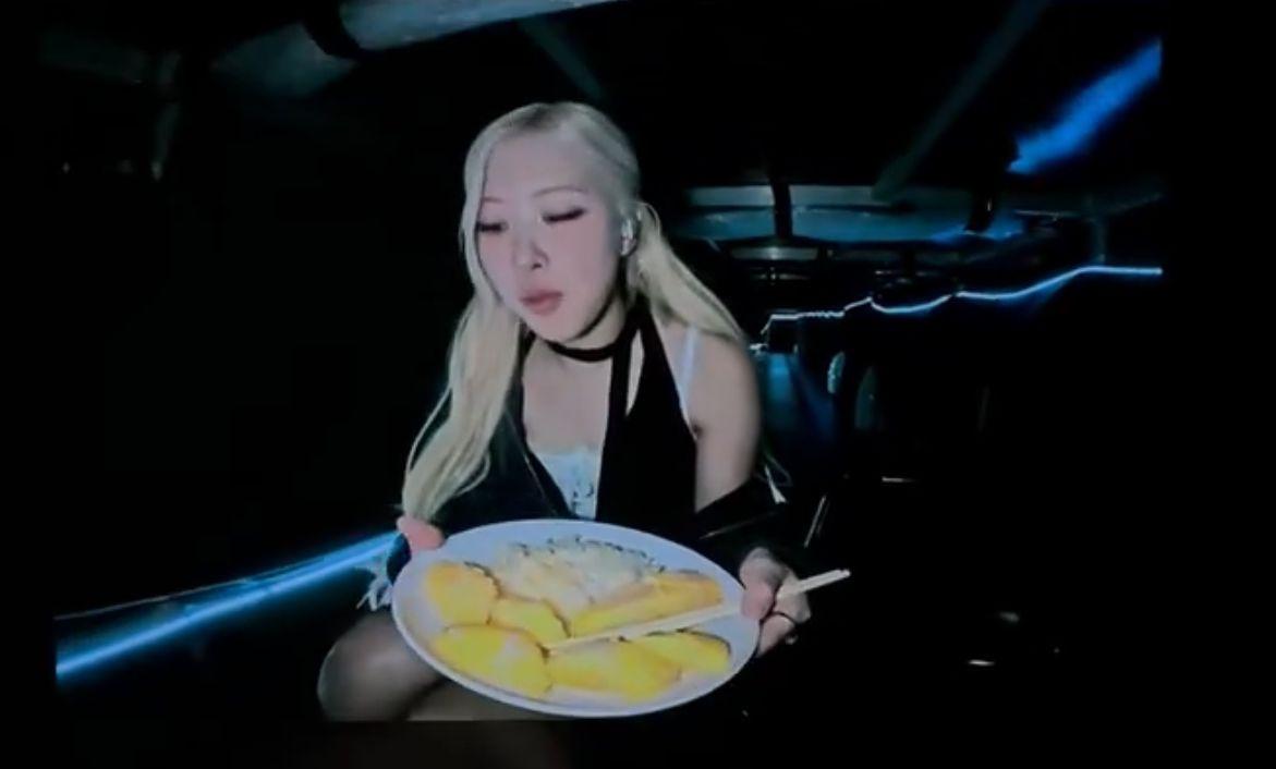 Rose登場前被拍下手持大大碟芒果糯米飯。