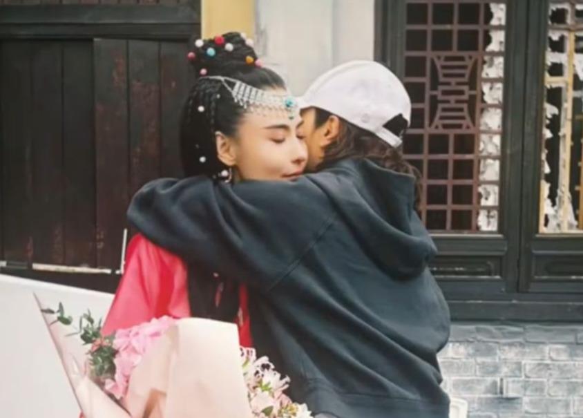 黎姿現身TVB電視城古裝街力撐張栢芝錄製內地綜藝節目《一路繁花2》。