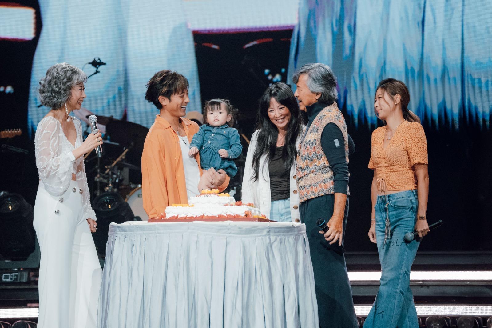 阿Lam非常高興,獲仔女上台為他切蛋糕。