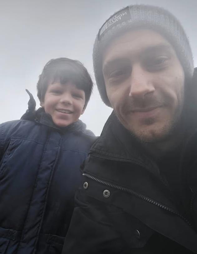 伯勞斯生前與兒子合照。(互聯網)