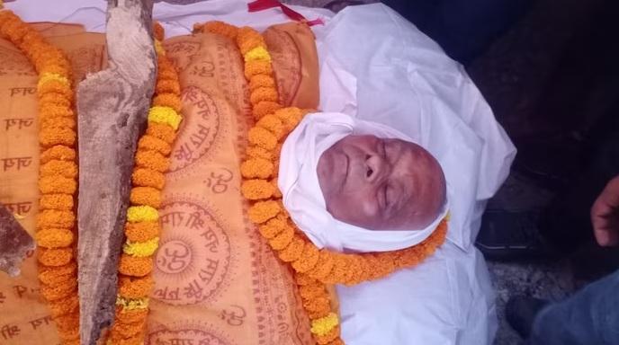 在喪禮上,拉爾被送去火化。(互聯網)