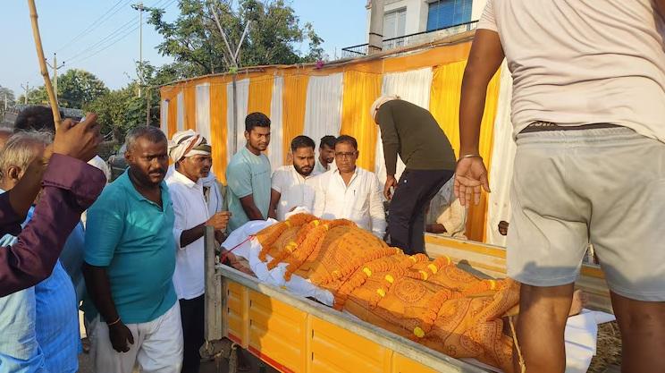 村民出席拉爾一手炮製的葬禮。(互聯網)