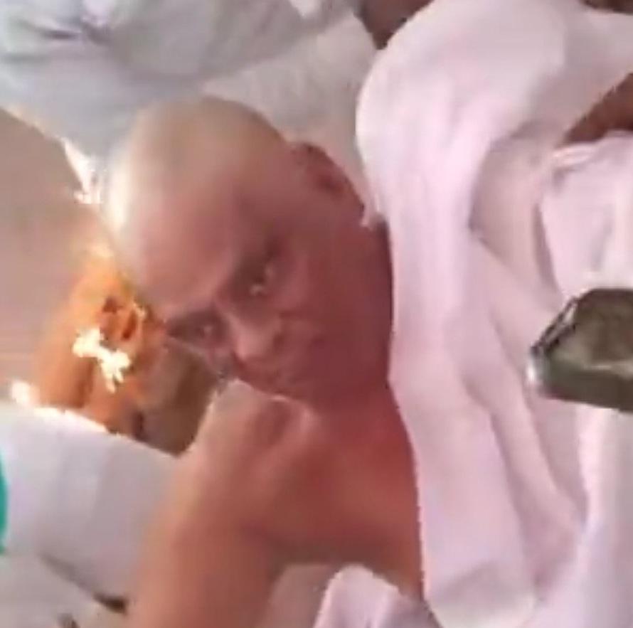 在喪禮上,拉爾被送去火化,卻突然彈起。(互聯網)