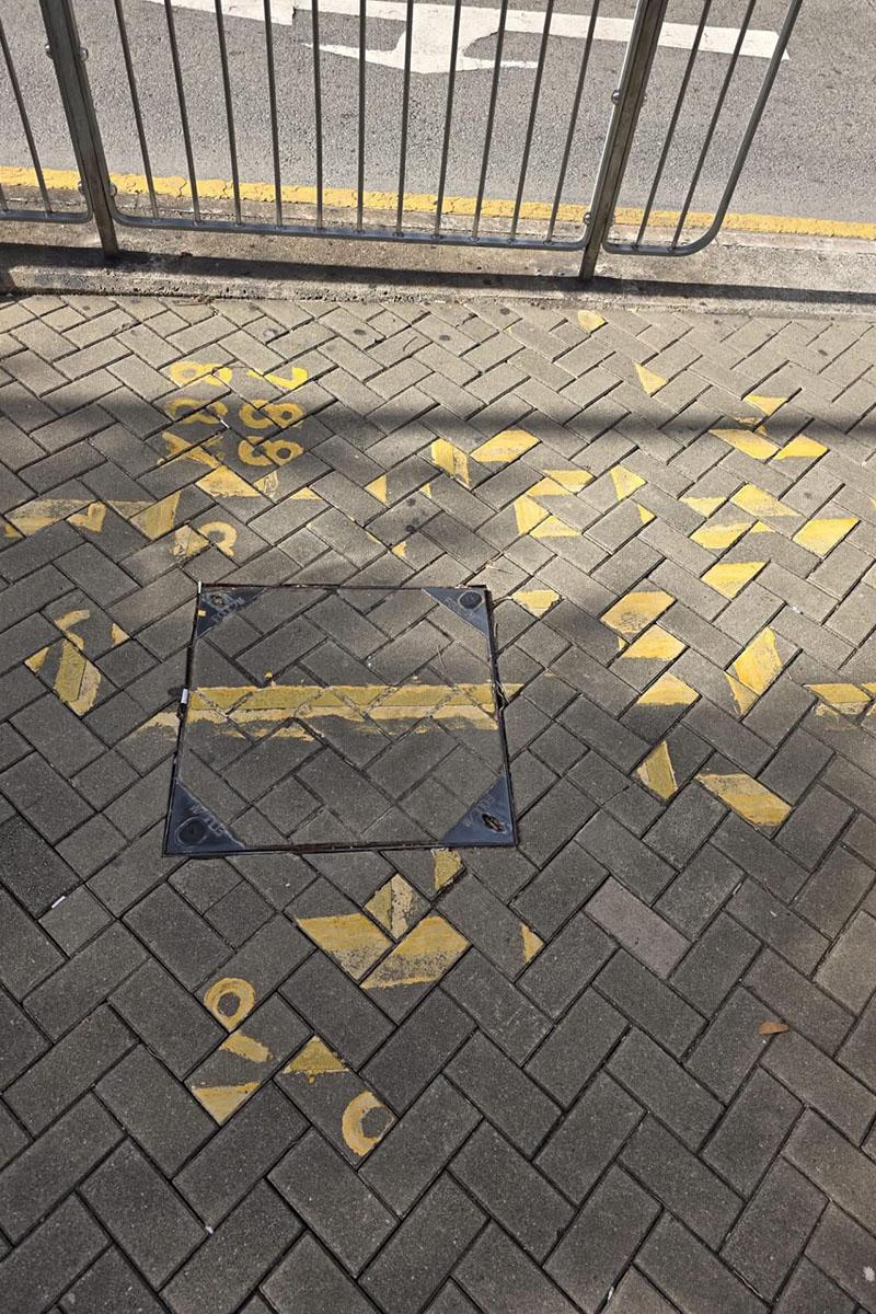 柴灣富城閣巴士站的排隊線,疑因路磚重鋪而變得「支離破碎」,引起網民熱議。(Threads圖片)