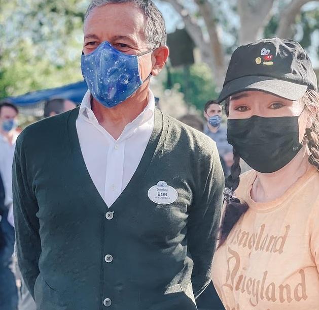 艾奎茲曾上傳在加州迪士尼樂園與迪士尼行政總裁艾格(Bob Iger)的合照,笑得開懷。(互聯網)