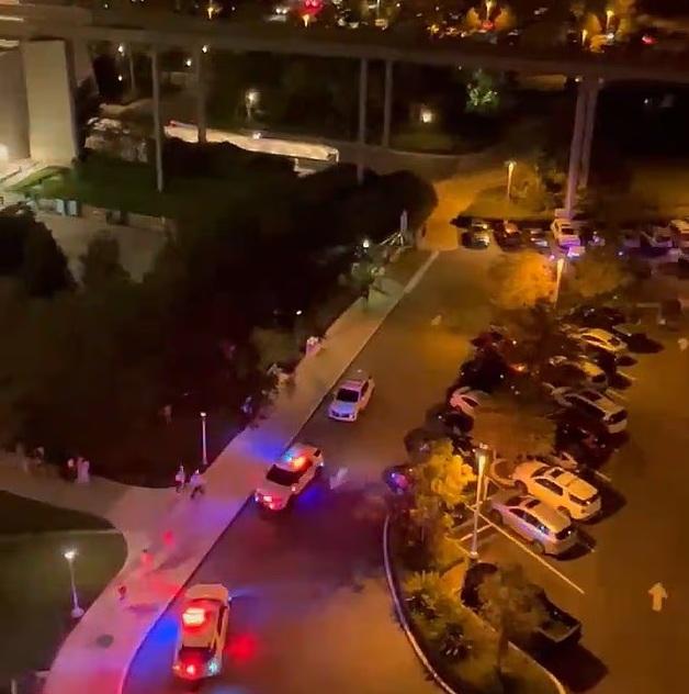 案發現場附近有多部警車。(互聯網)