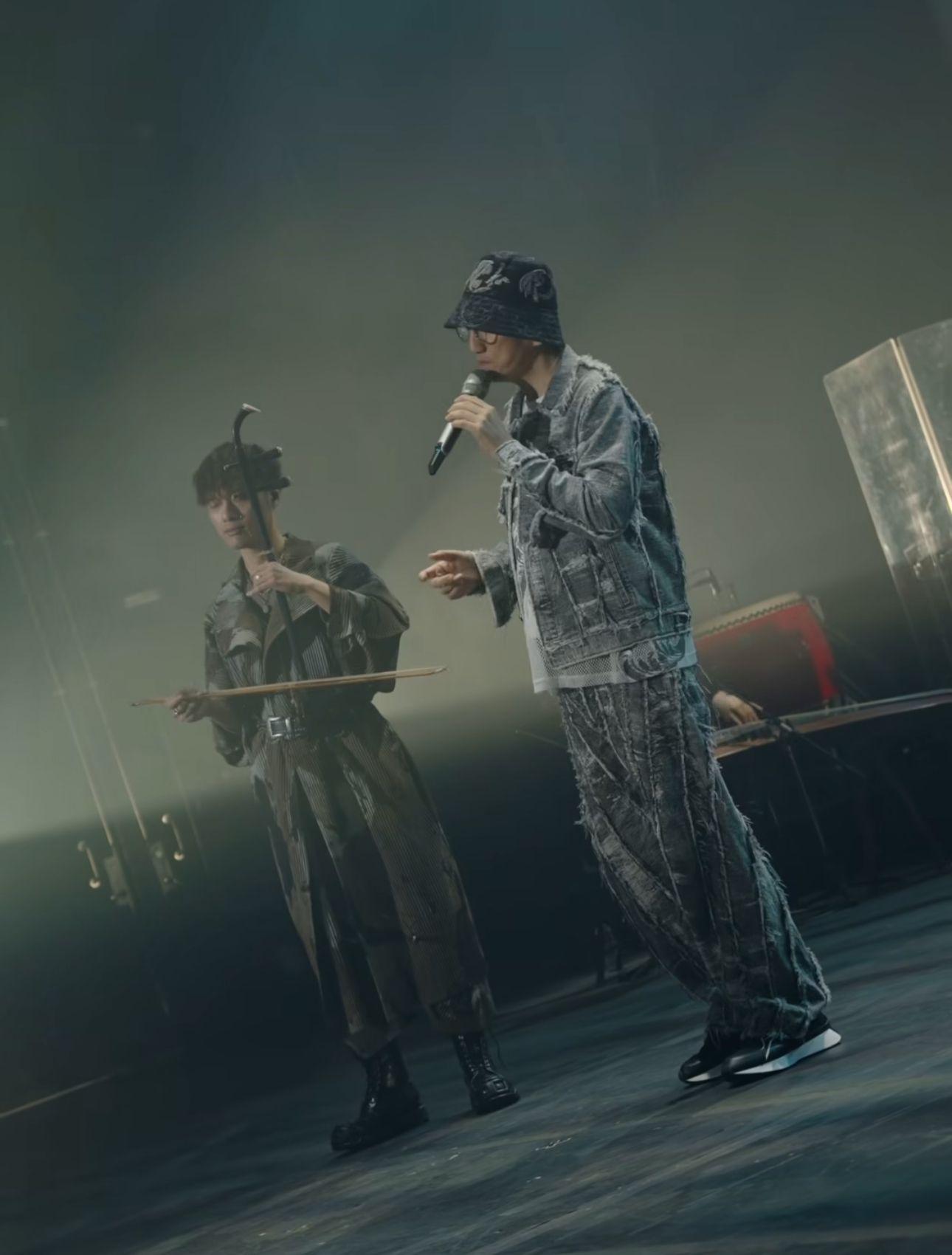 林志炫為朱芸編首個個人音樂會彩排。