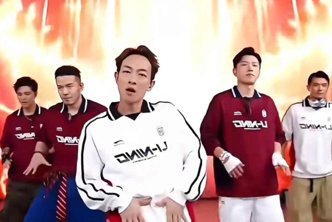 黃祥興、梁競徽、高鈞賢、沈震軒和黃嘉樂合體成「好犀利男團」成員齊跳舞。