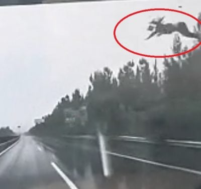 女乘客無扣安全帶被拋出半空,未知現時傷勢如何。