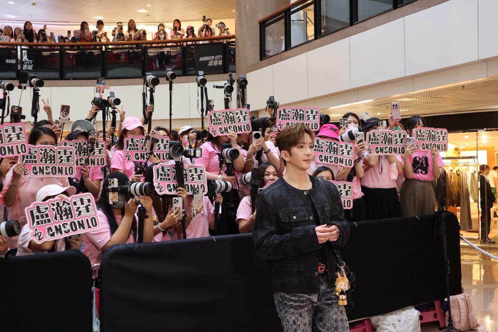 Anson Lo今日現身尖沙咀商場出席品牌活動,吸引近千名神徒圍觀。(娛樂組攝)