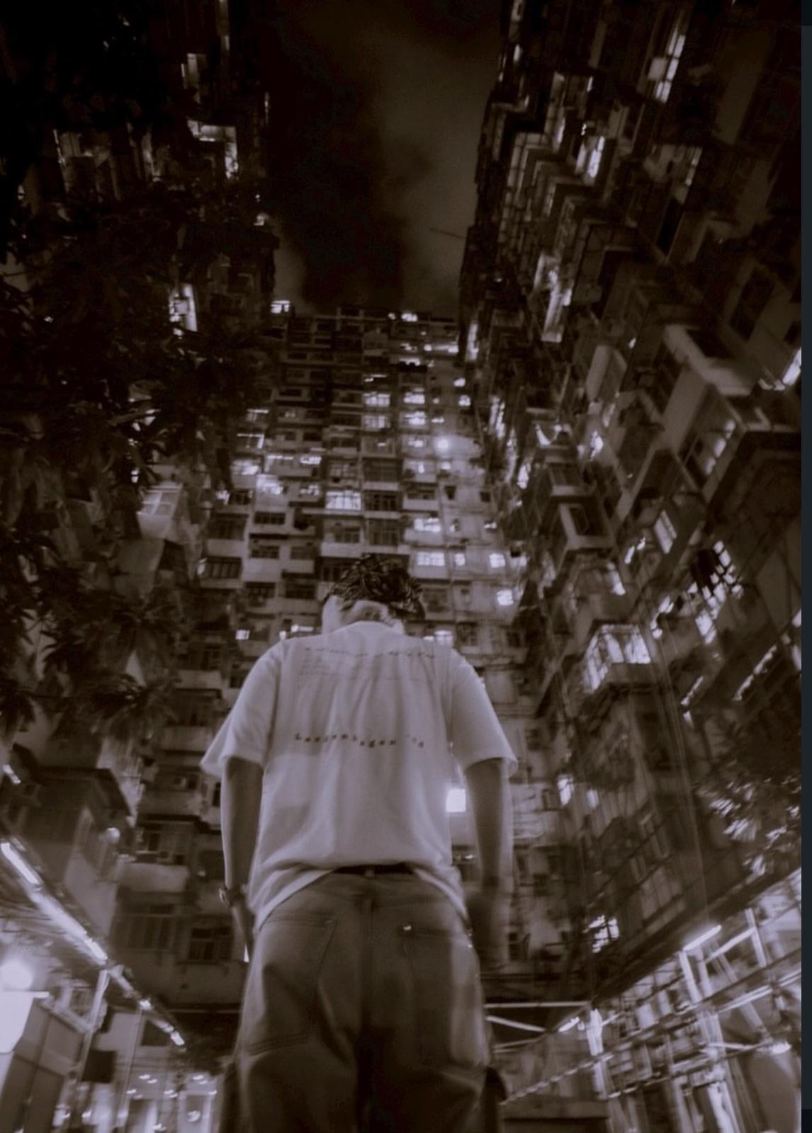 SEKAI NO OWARI主音Fukase在鰂魚涌怪獸大廈打卡。