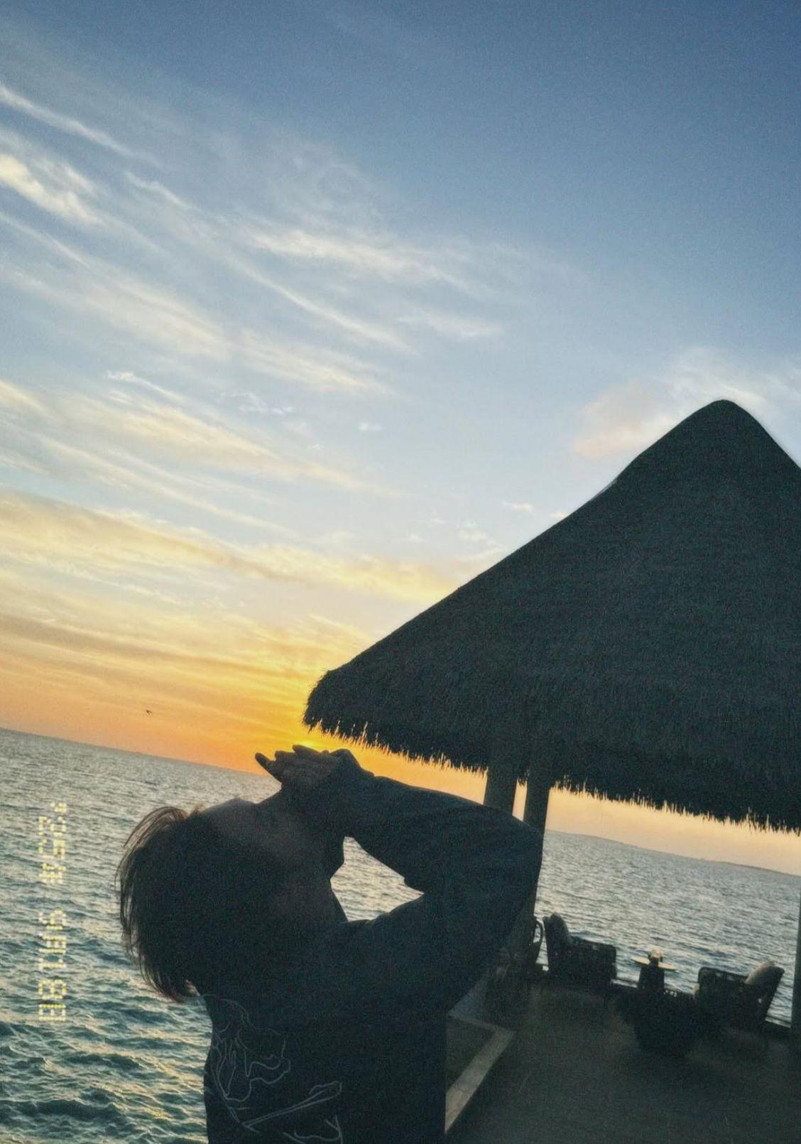 姜濤欣賞美景。