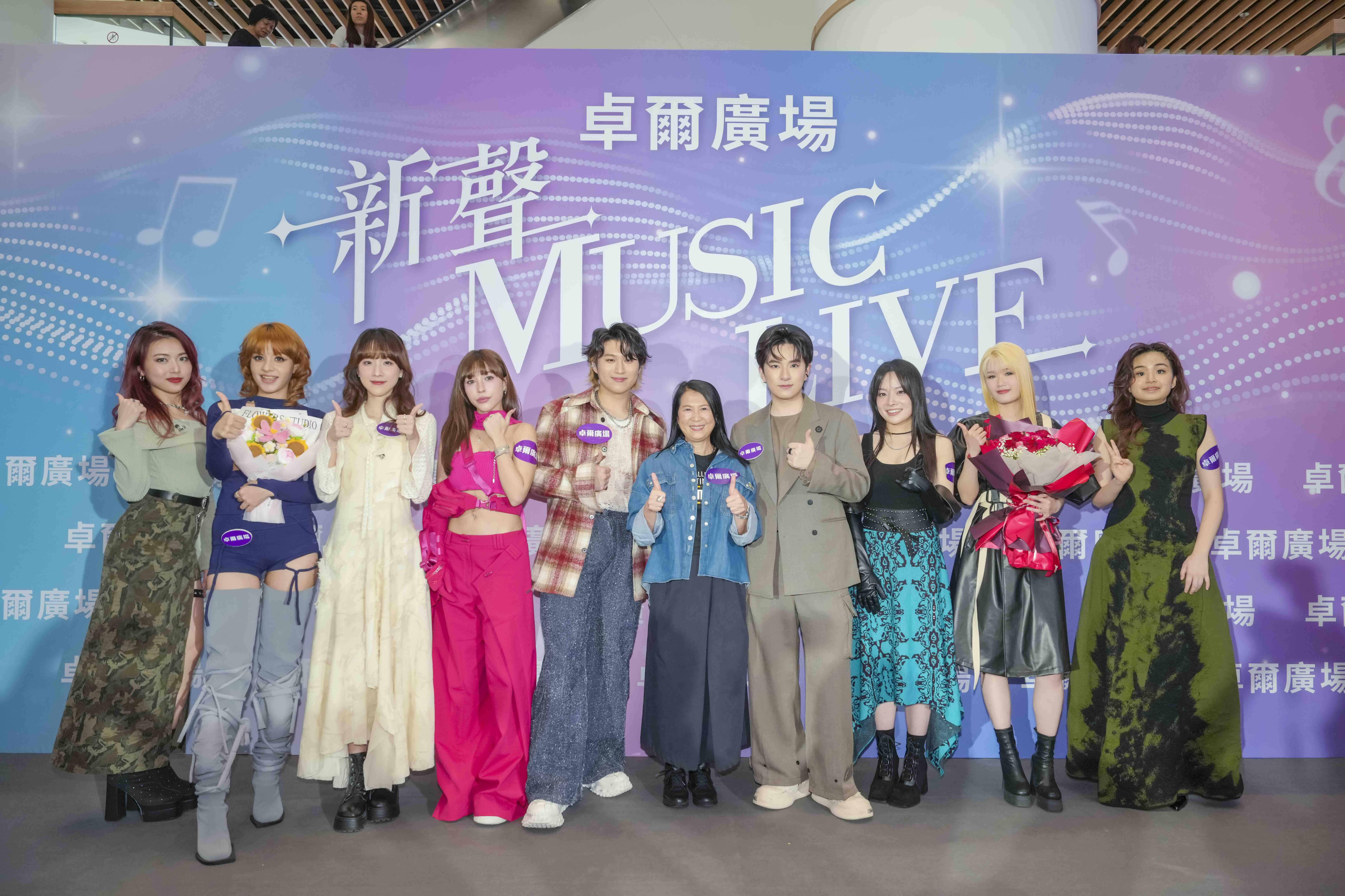 新鴻基地產(銷售及租賃)代理有限公司董事鍾秀蓮小姐,與《聲秀》9強歌手合照,鼓勵他們努力作賽。