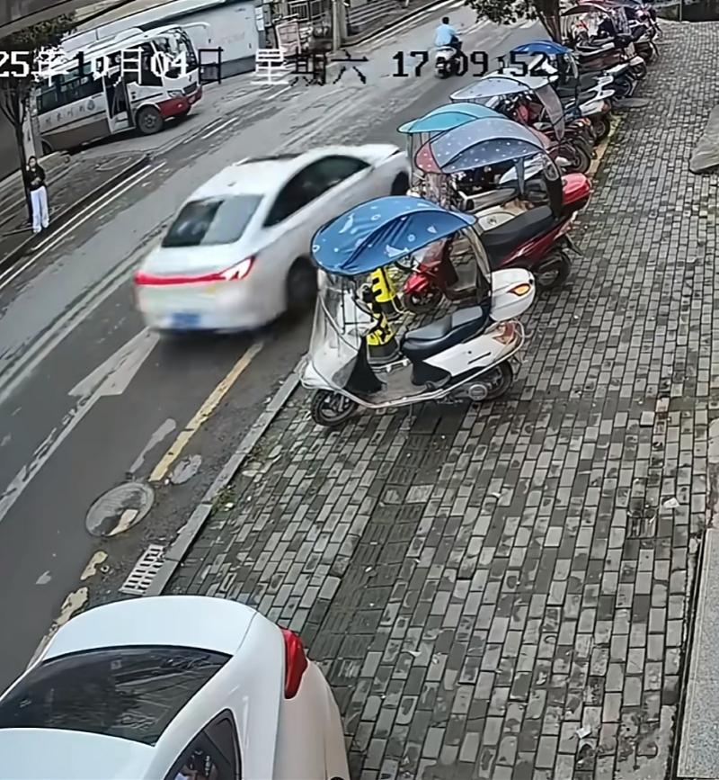 車禍事發現場閉路電視畫面。