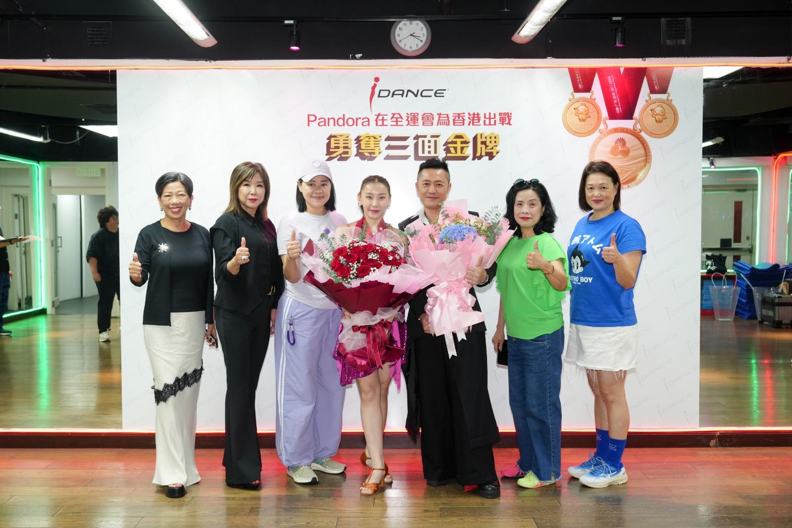 Pandora的一班學生,特別前來來送花支持。