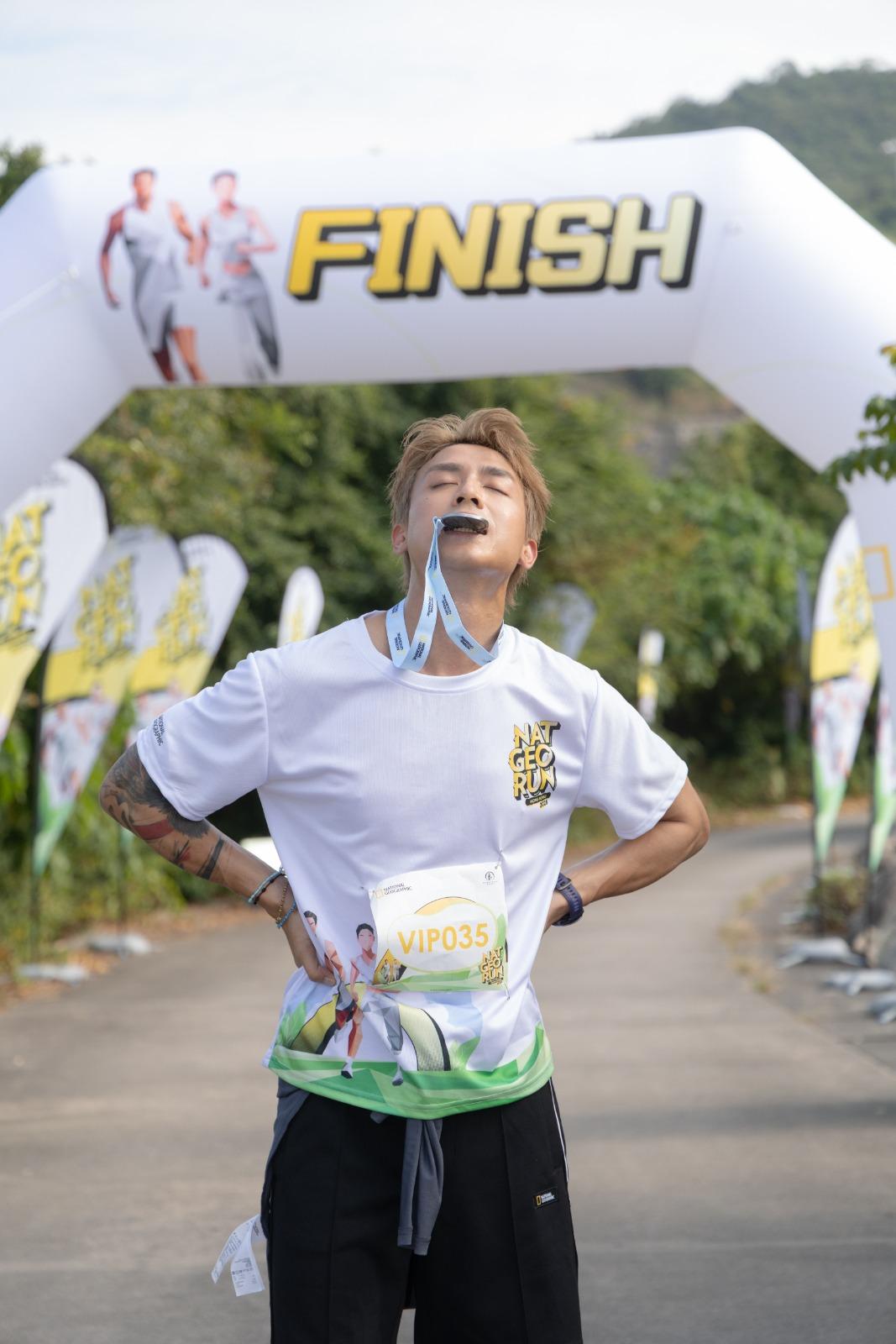 AK參加了2公里賽事,跑畢他與所有跑手一同領取活動限定完賽獎牌。