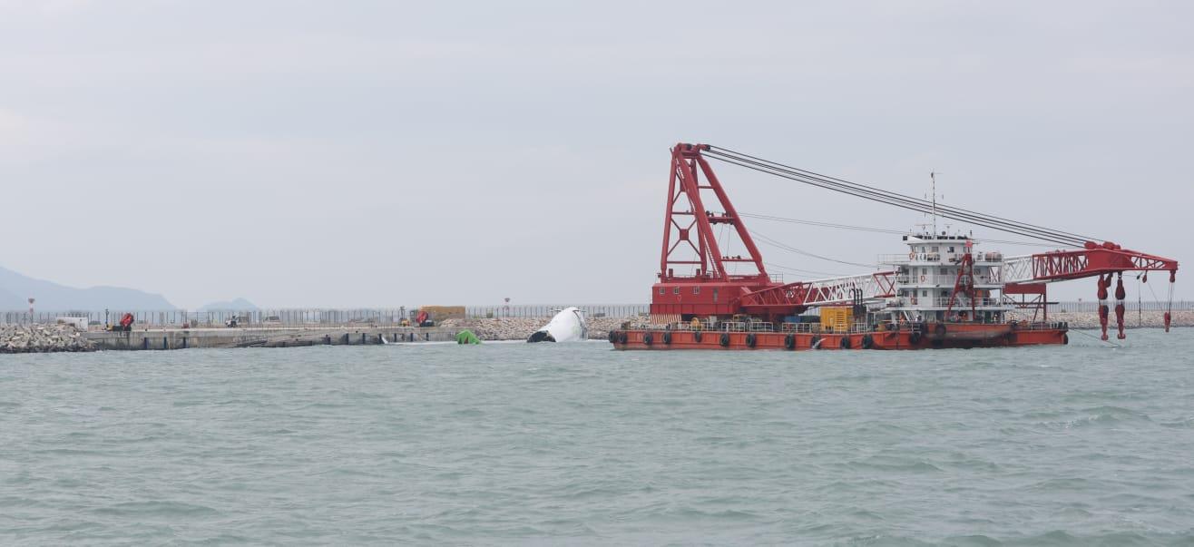 機場貨機衝落海|打撈船「南天翔」及「南天鵬」將今明兩日陸續到達機場水域範圍