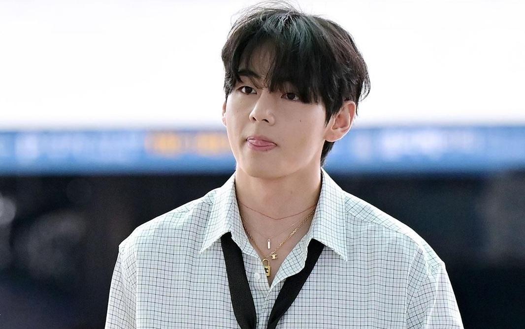 雖然BTS未有工作,但V一樣飛來飛去出席活動,亦是其人氣的證明。