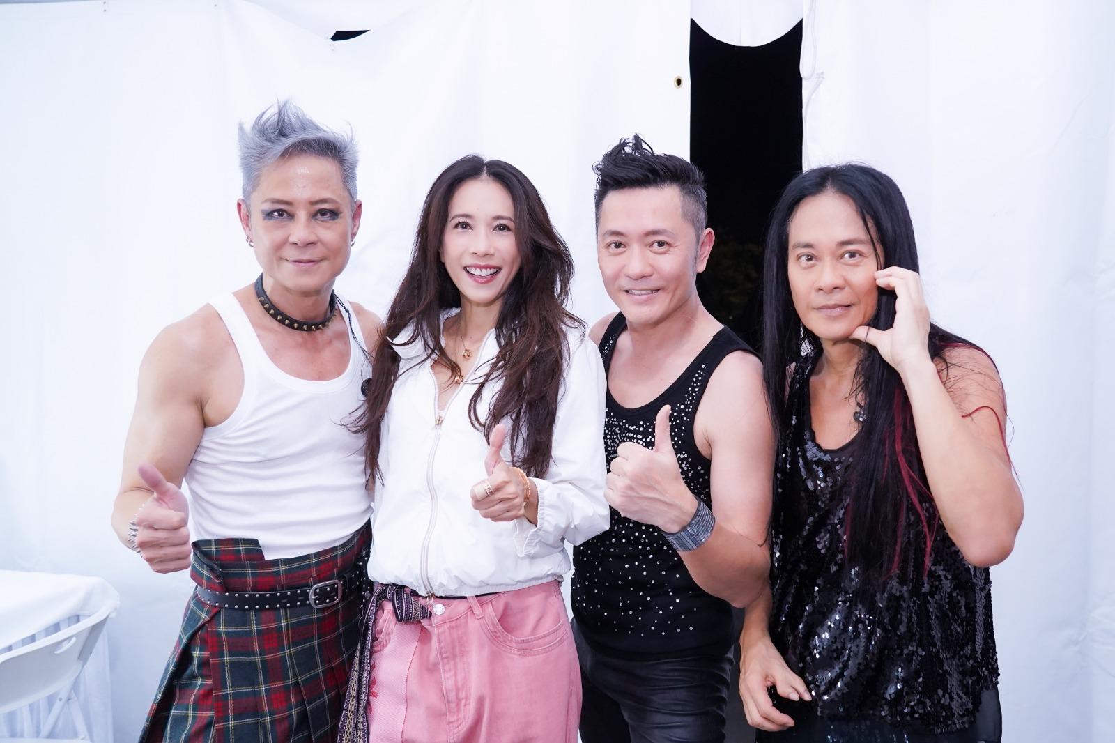 草蜢3子在後台撞到莫文蔚,即合照留念。