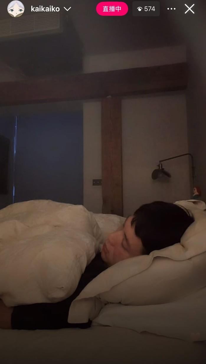 凌晨2時許,柯震東在IG開始直播瞓覺。