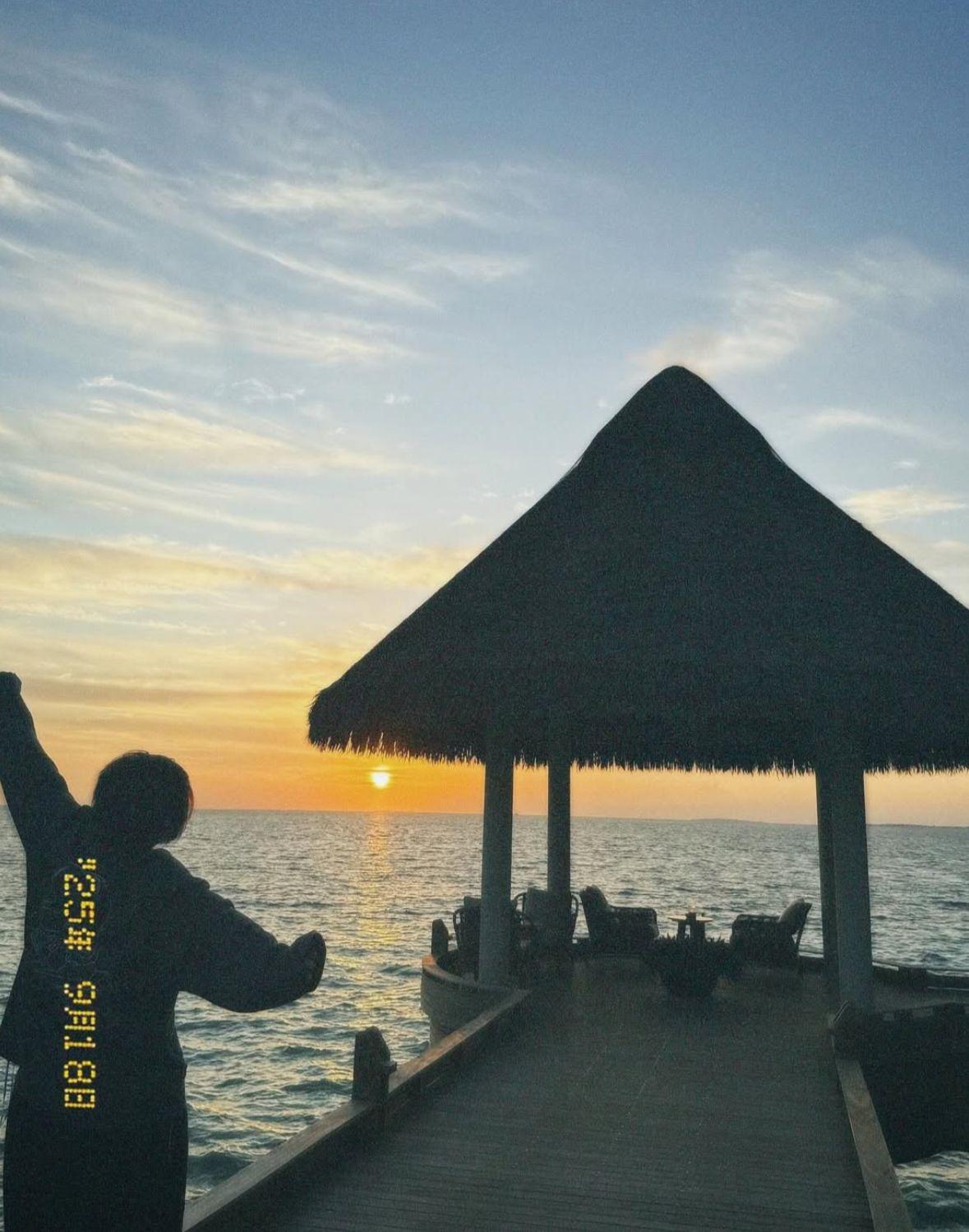 姜濤欣賞美景。