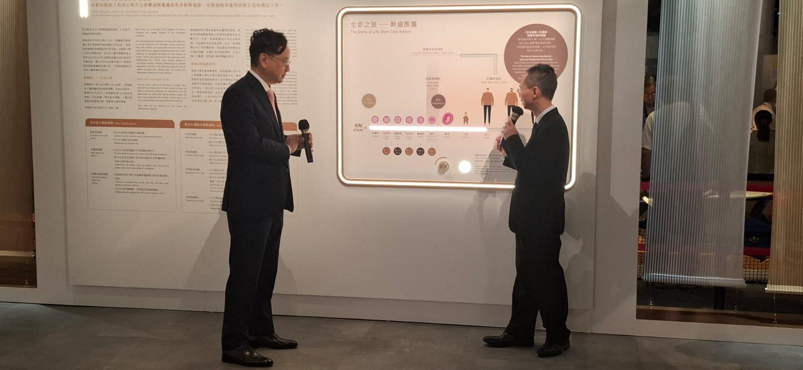 香港科學院院長盧煜明今天與科學館館長(拓展)徐志文帶領傳媒導賞,介紹今年七位獲獎者的研究