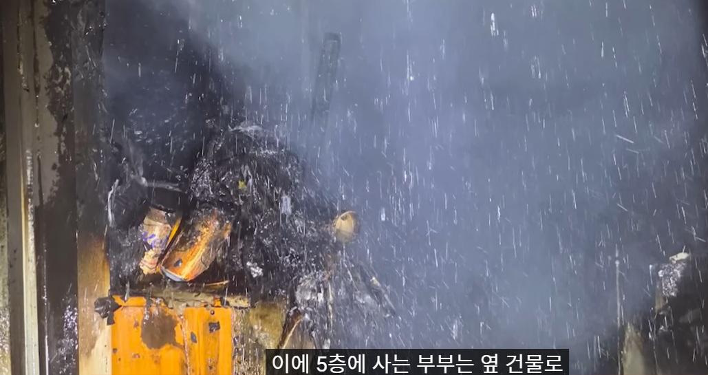 起火大樓部分結構燒焦,消防射水灌救。(互聯網)