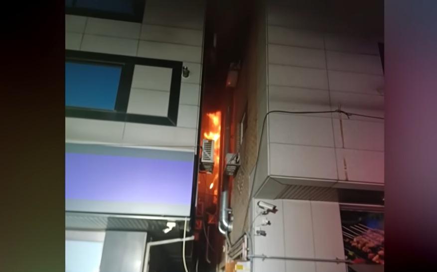 火焰從窗口冒出。(互聯網)