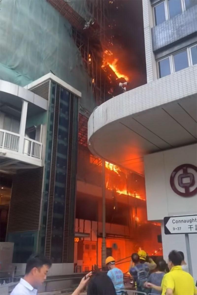 華懋大廈周六發生三級火。(網上片段截圖)