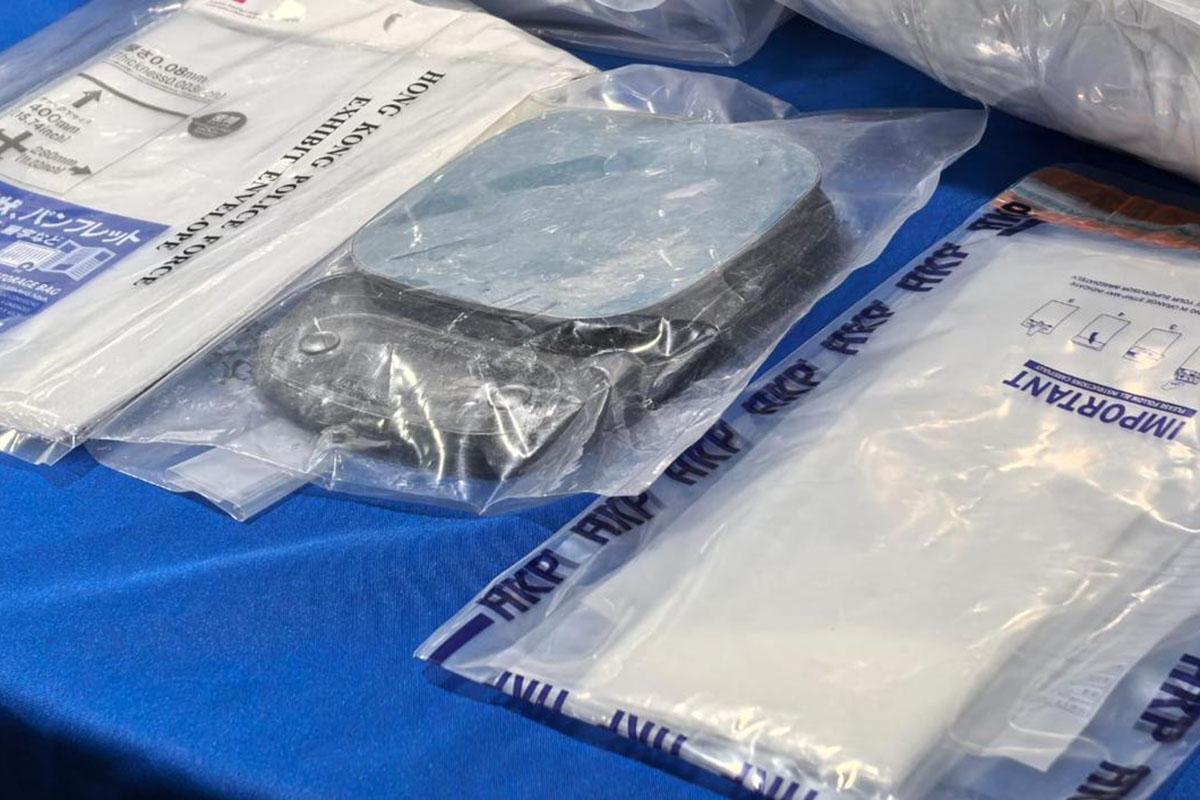 警方行動中檢獲約200公斤的懷疑氯胺酮和磅等工具。