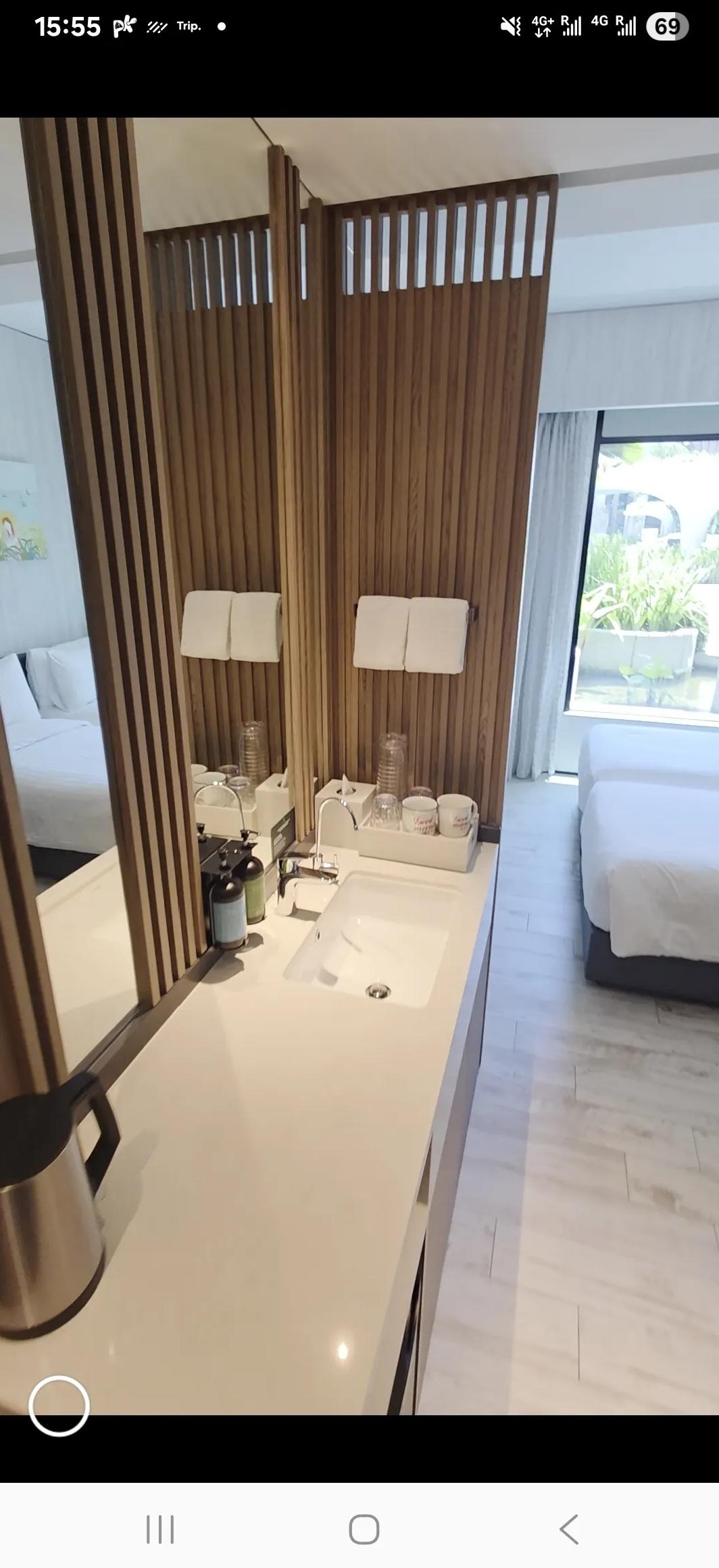 台灣男子在Threads貼出酒店房間的照片,表示當日把裝著現金的膠袋放在白色桌子上。(互聯網)